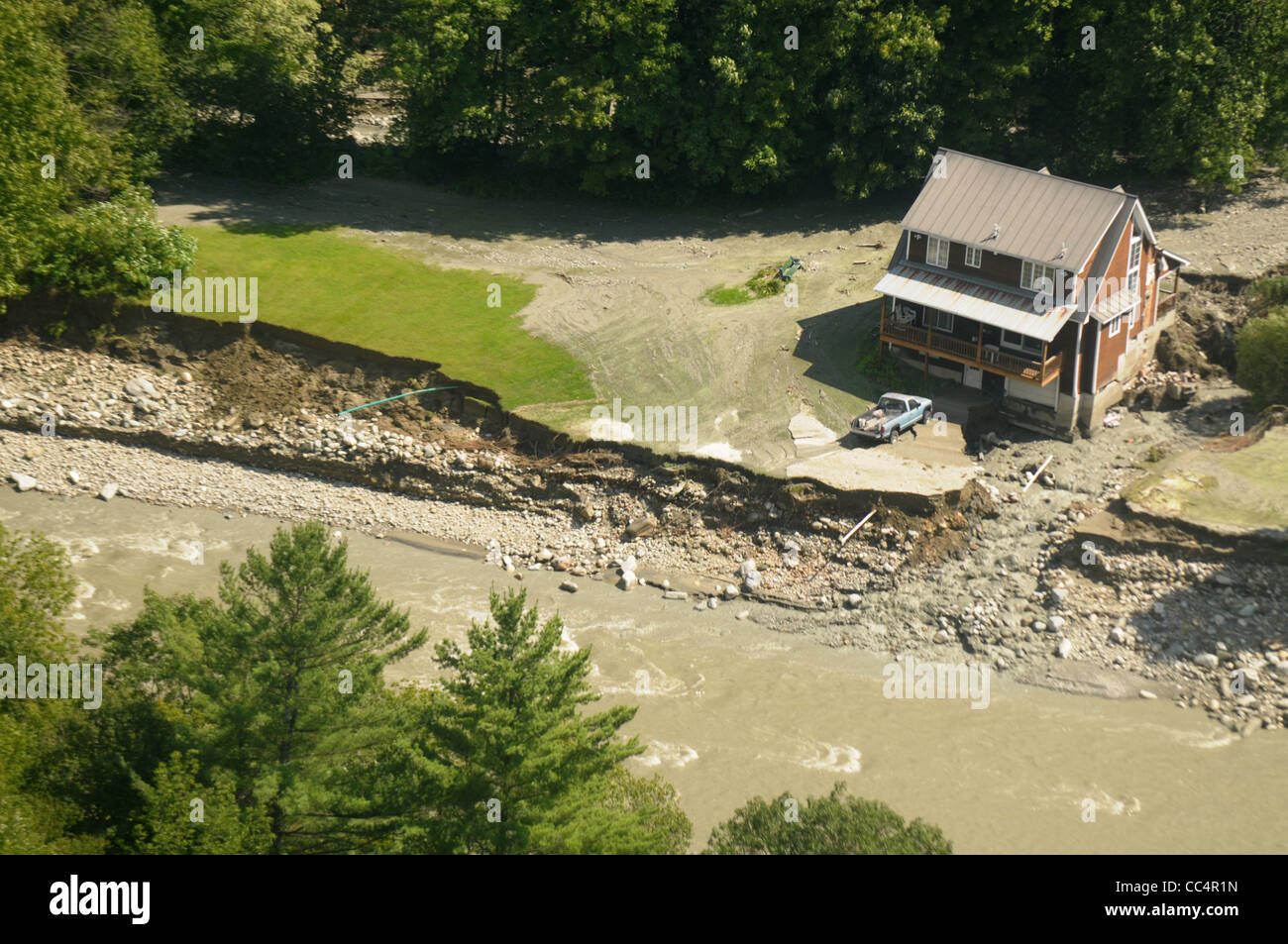 Une route est montré endommagés par l'eau des inondations causées par la tempête tropicale Irene dans le Vermont illustré dans cette photo aérienne. Banque D'Images