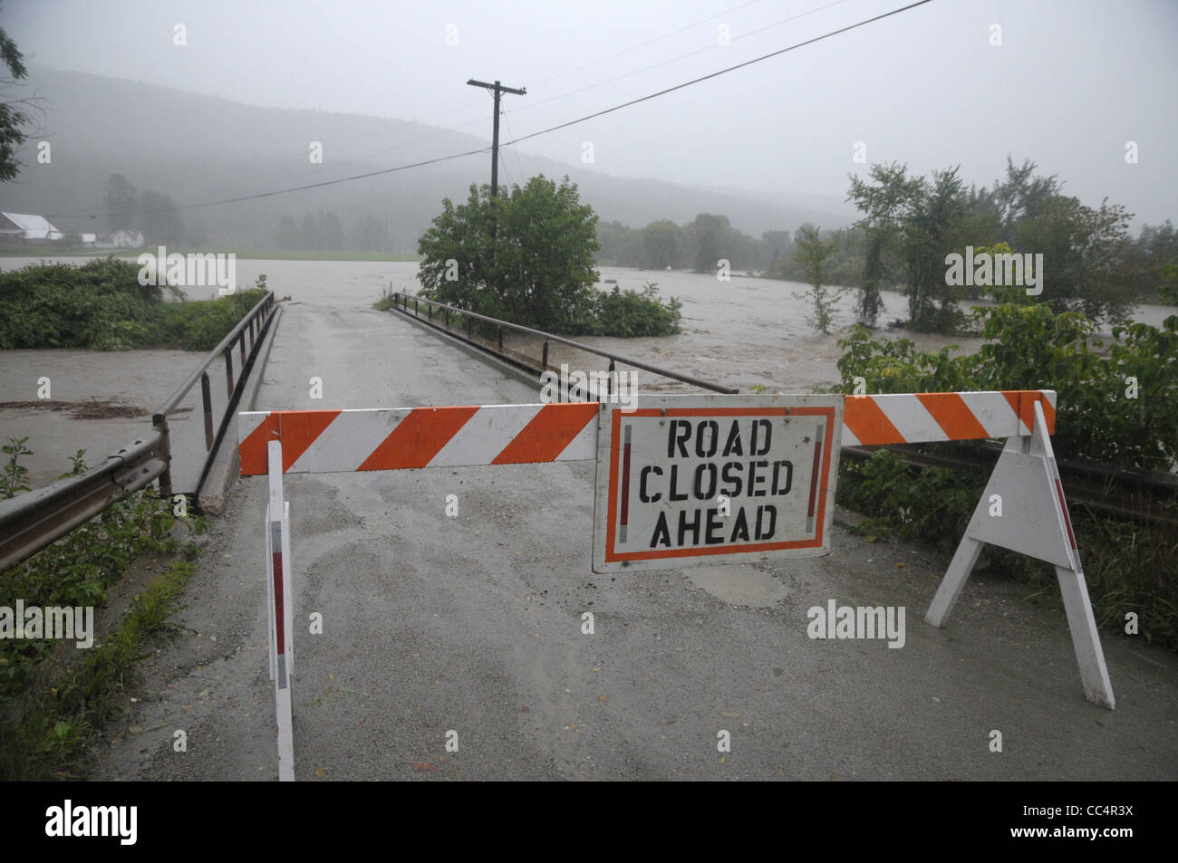 L'eau des crues de la rivière Mad à Waitsfield fermé une route principale dans la région de Waitsfield, Vermont après la tempête tropicale Irène. Banque D'Images