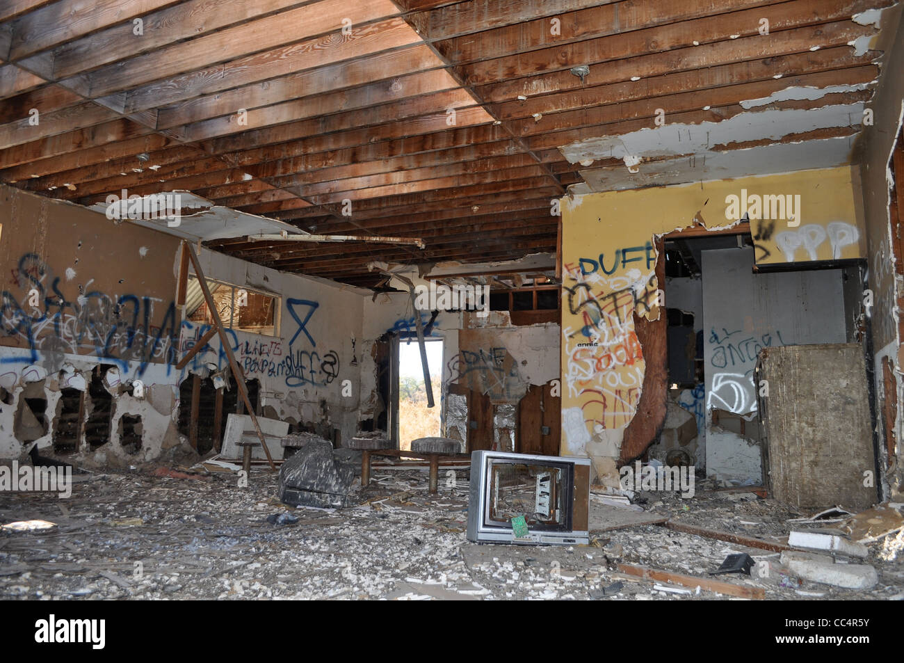 La mer de Salton, maintenant presque une ville fantôme, avec dead poisson Tilapia dansant le long du bord de la lac salin, Burnt Out bar, CA Banque D'Images
