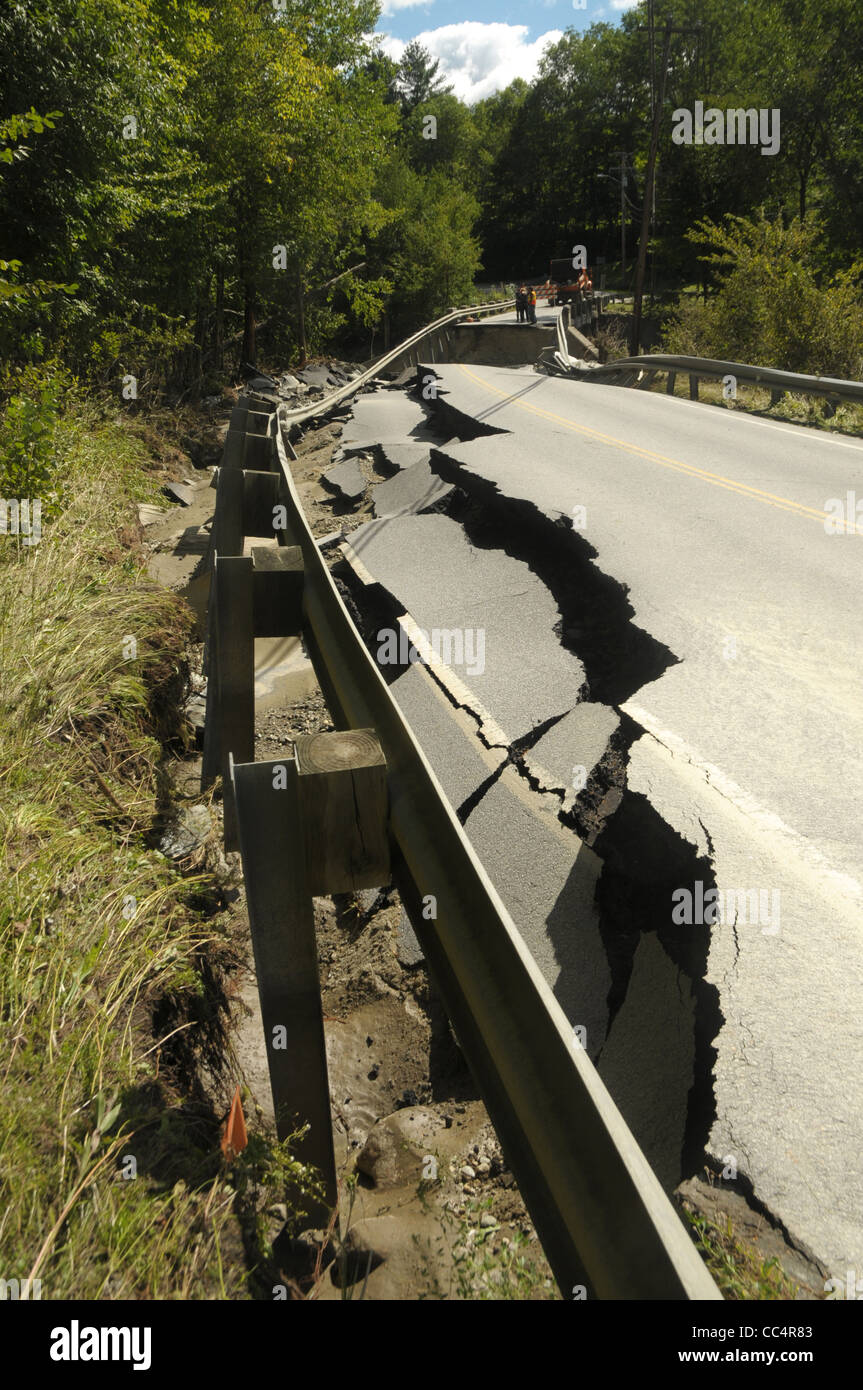 La surface de la route est froissé par la tempête tropicale Irene montre les dommages causés par les inondations dans la région de Moretown, Vermont. Banque D'Images