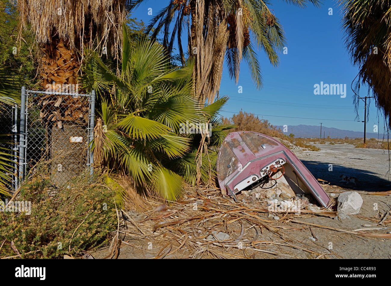 La mer de Salton, maintenant presque une ville fantôme, avec dead poisson Tilapia dansant le long du bord de la lac salin, Desert Resort abandonné. Banque D'Images