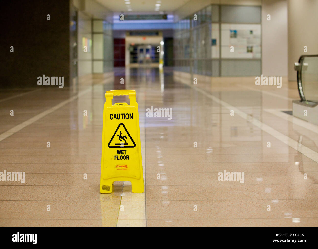 Inscrivez-vous sur sol humide en marbre Banque D'Images