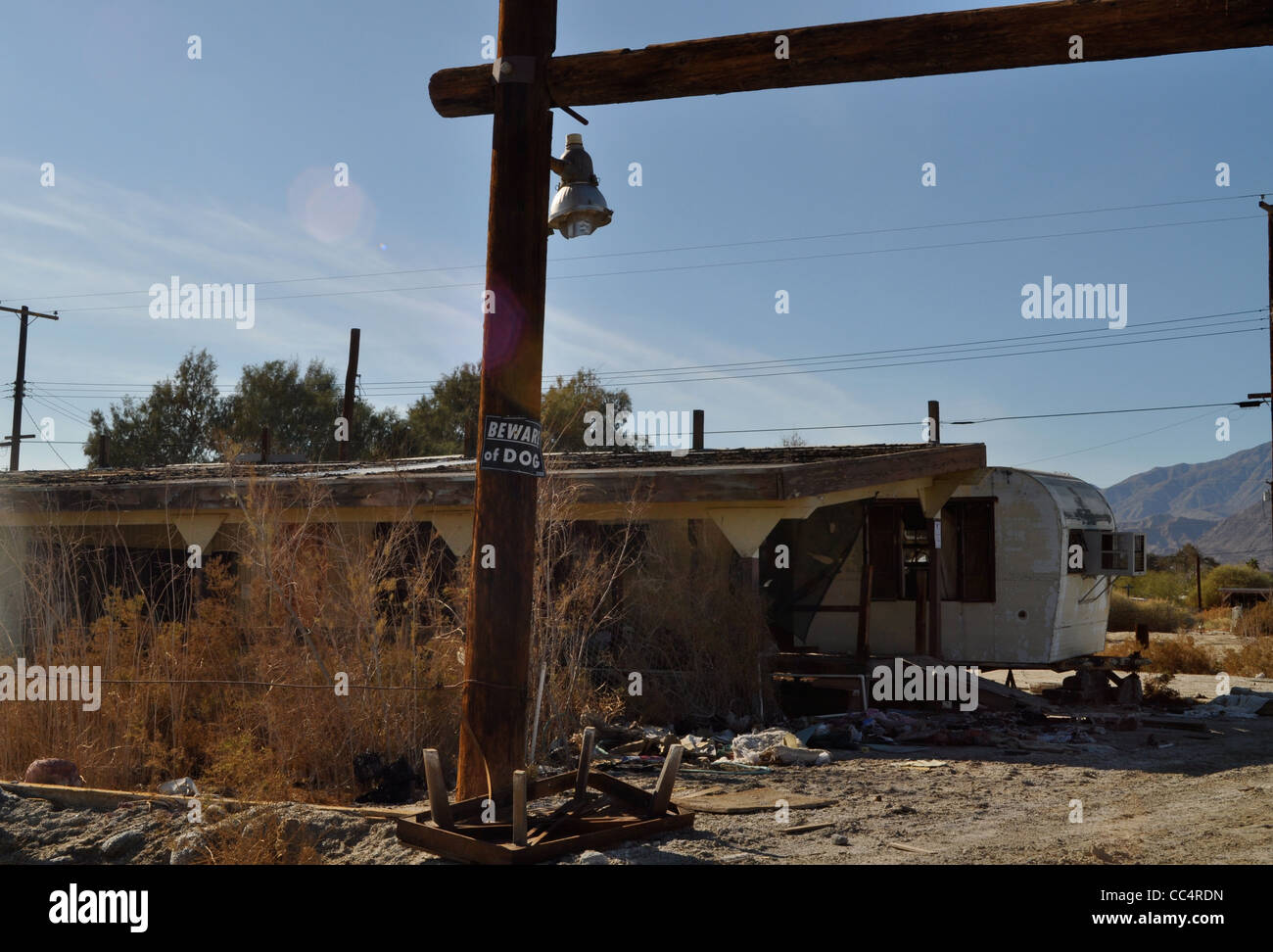 La mer de Salton, maintenant presque une ville fantôme, avec dead poisson Tilapia dansant le long du bord de la lac salin, grillée en retraite. Banque D'Images