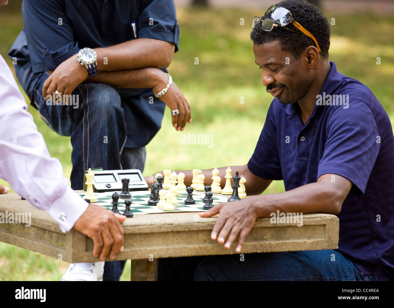 Les hommes jouant aux échecs dans un parc extérieur table - USA Banque D'Images