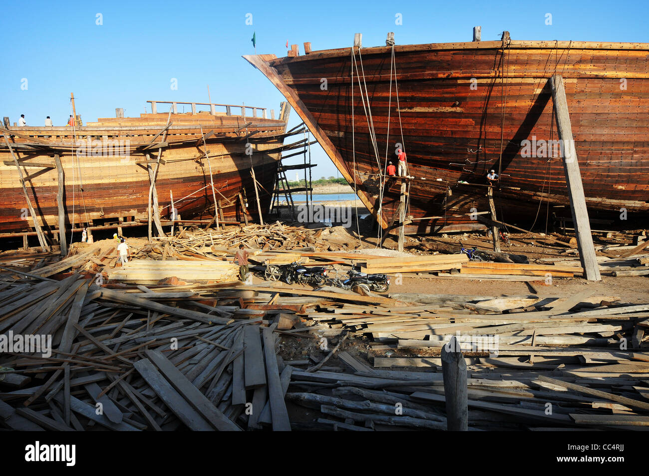 Construction de boutres traditionnels en bois dans la région de Kutch, Inde. Banque D'Images