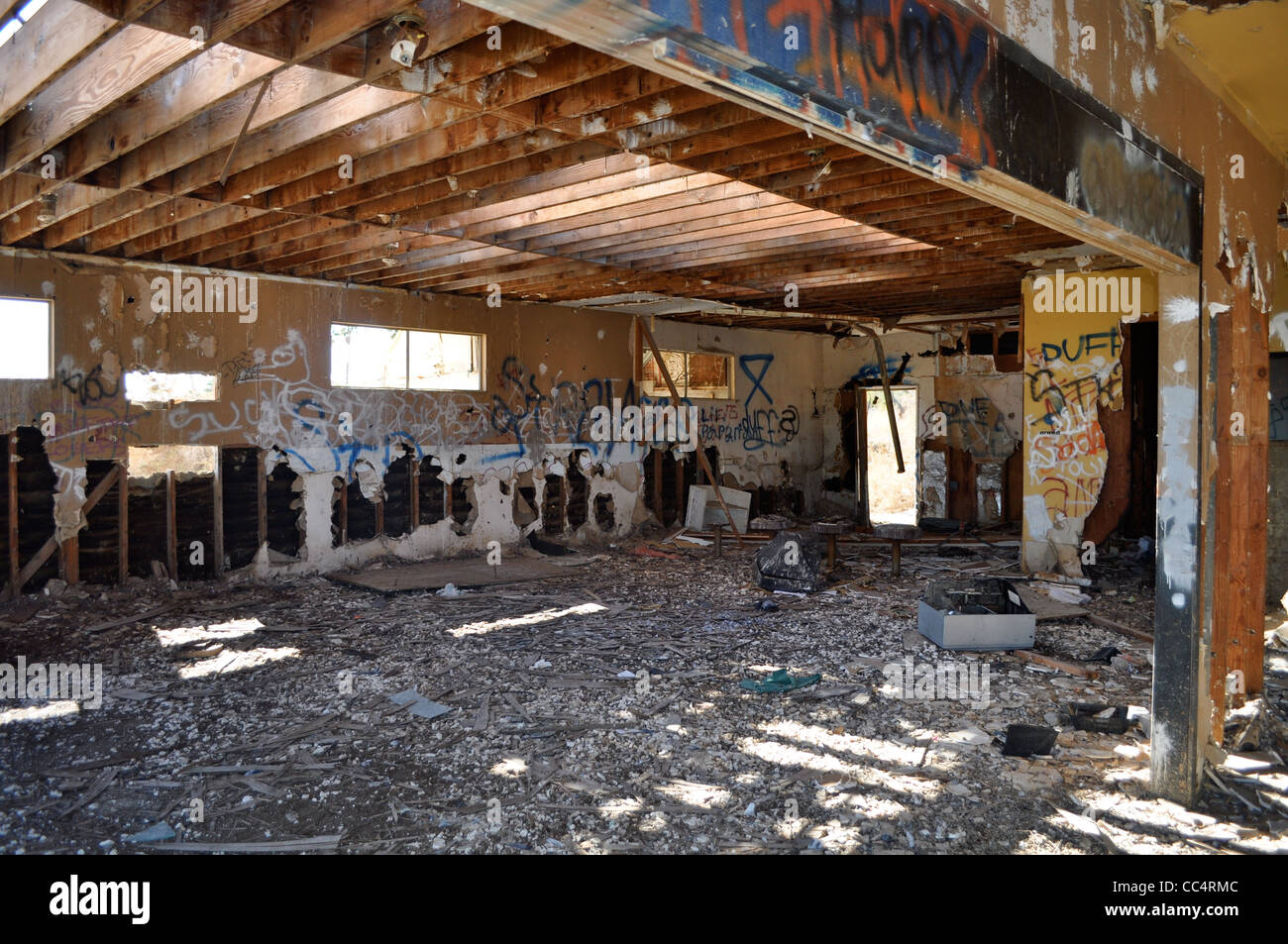 La mer de Salton, maintenant presque une ville fantôme, avec dead poisson Tilapia dansant le long du bord de la lac salin, Burnt Out bar, CA Banque D'Images