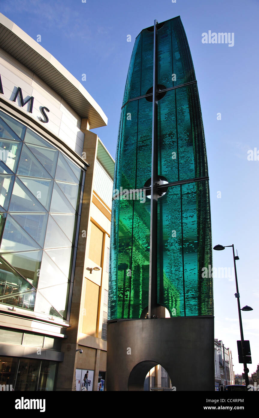 Suspension "éclipses" sculpture de verre à l'extérieur de la 'Gate', Newcastle-upon-Tyne, Tyne et Wear, Angleterre, Royaume-Uni Banque D'Images