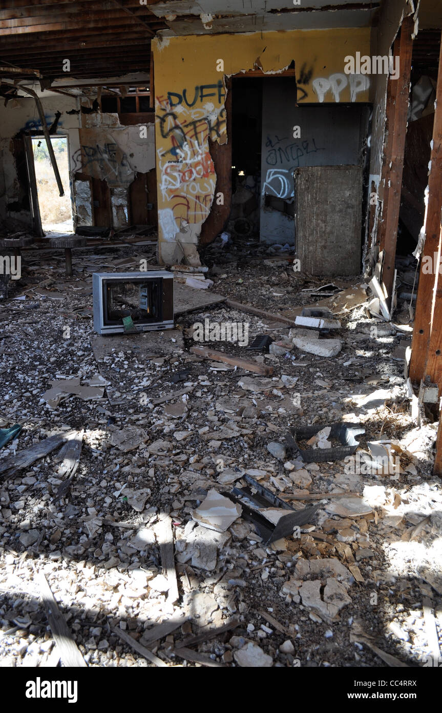 La mer de Salton, maintenant presque une ville fantôme, avec dead poisson Tilapia dansant le long du bord de la lac salin, Burnt Out bar, CA Banque D'Images