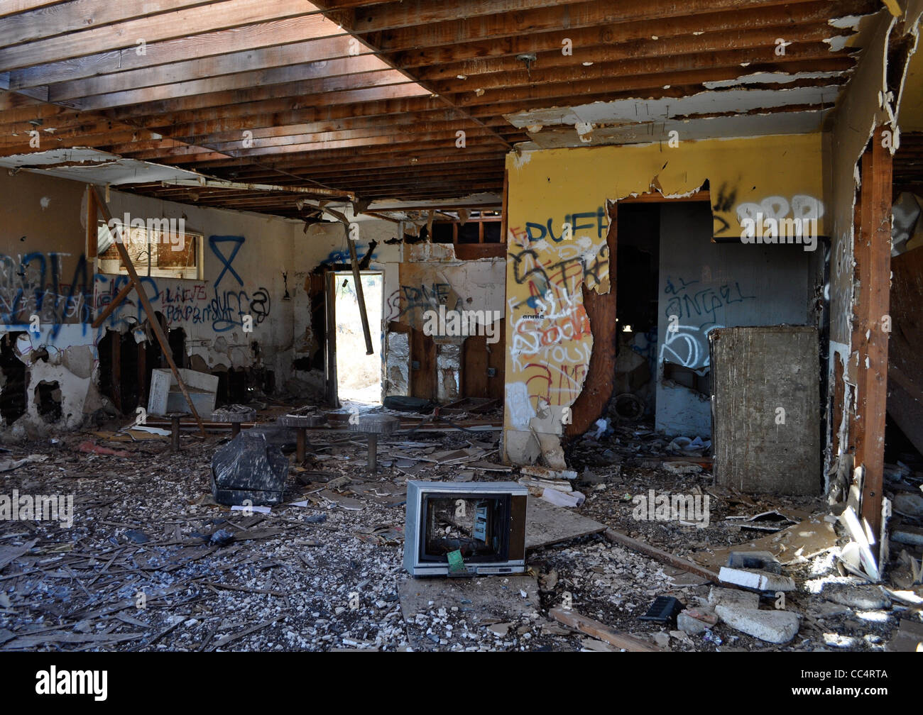 La mer de Salton, maintenant presque une ville fantôme, avec dead poisson Tilapia dansant le long du bord de la lac salin, Burnt Out bar, CA Banque D'Images