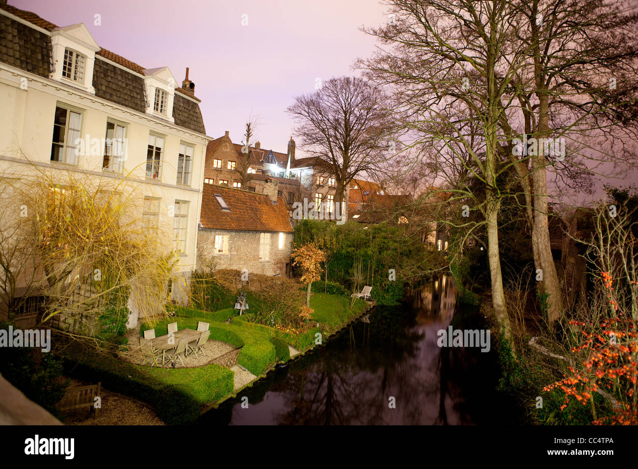 HDR nuit shot de maisons typiques à Brugge (Bruges) en Belgique. Banque D'Images