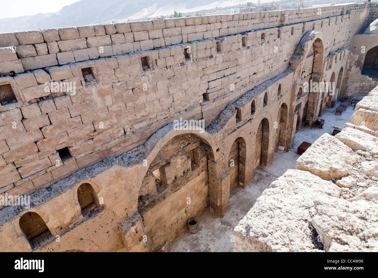 Vue depuis le toit du cour ouverte au monastère blanc copte situé près de la ville égyptienne de Sohag, Moyenne Égypte Banque D'Images