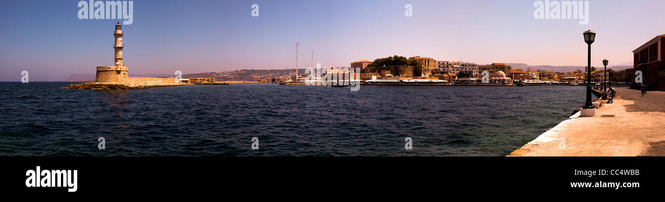 Vue panoramique sur le vieux port de Chania en Crète, Grèce. Banque D'Images