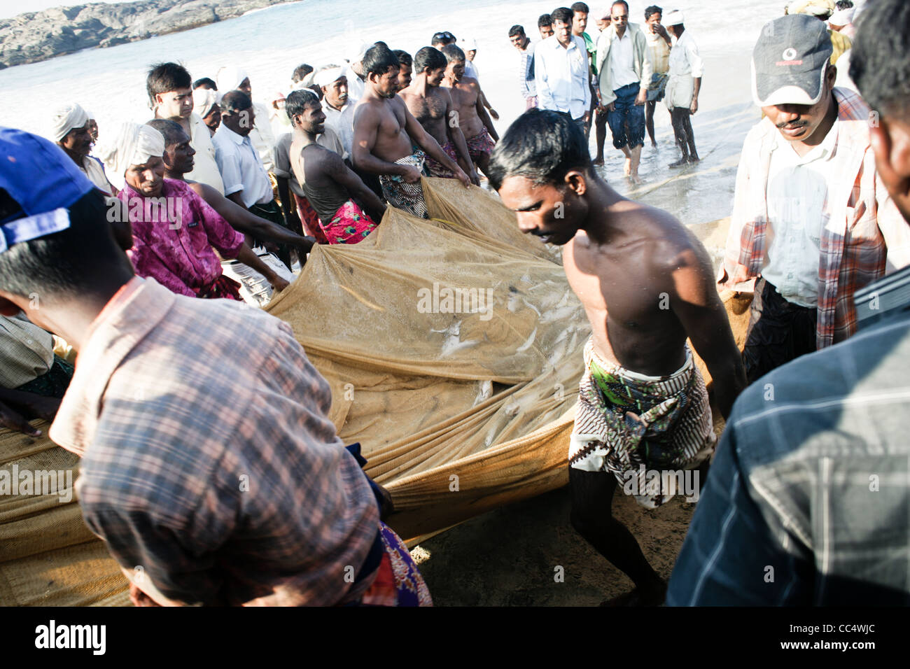 Photographie par Roy Riley à leurs filets des pêcheurs sur la plage de Kovalam au Kerala, en Inde Banque D'Images