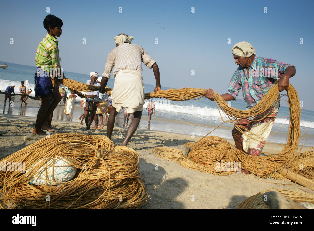 Photographie par Roy Riley à leurs filets des pêcheurs sur la plage de Kovalam au Kerala, en Inde Banque D'Images