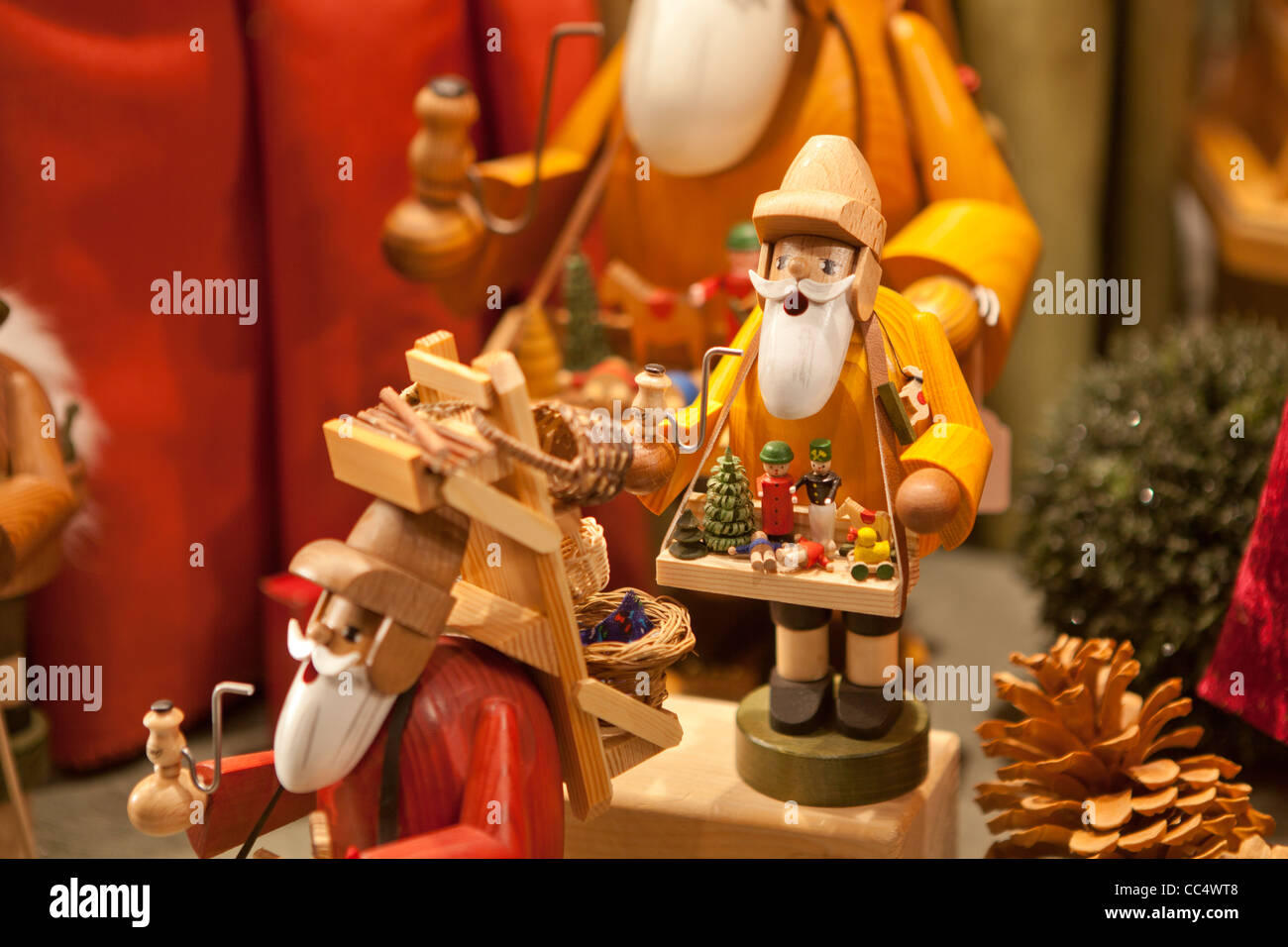 Style rétro de Noël jouets en bois avec des petits villageois. Banque D'Images