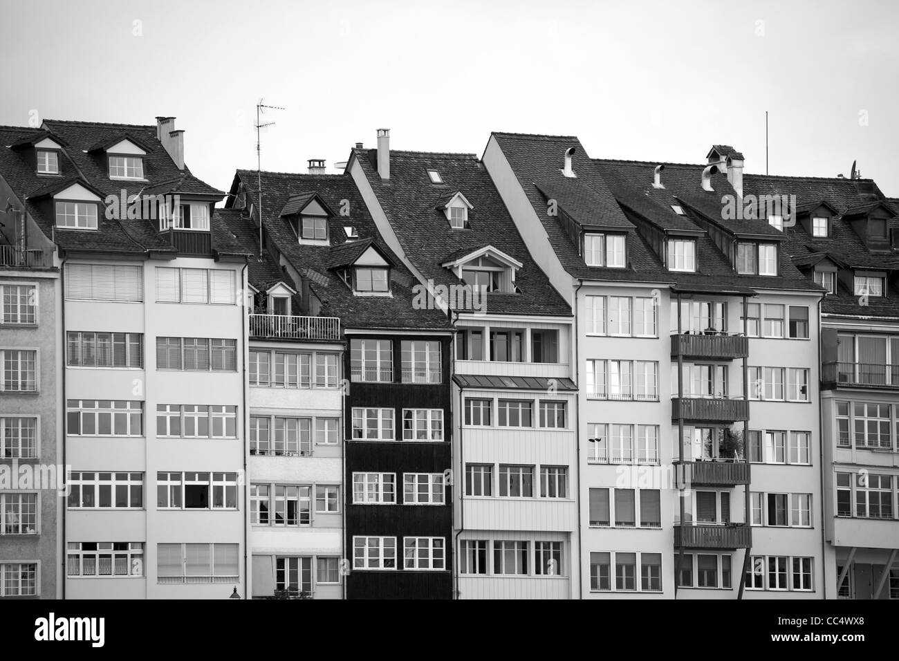 Détail de maisons riveraines le long du Rhin à Bâle, Suisse (image en noir et blanc) Banque D'Images
