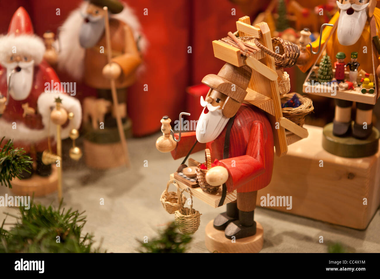 Style rétro de Noël jouets en bois avec un villageois debout. Banque D'Images