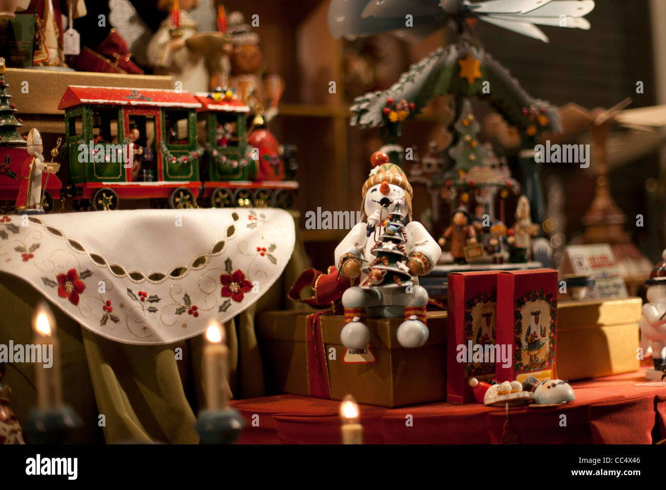 Style rétro de Noël jouets en bois avec un bonhomme tenant un arbre de Noël. Banque D'Images