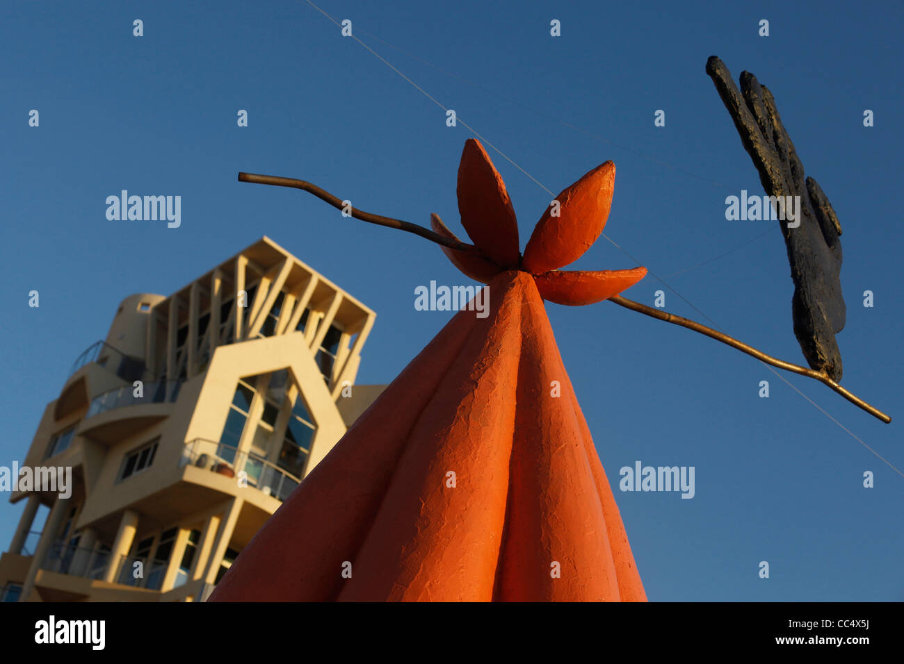 Sculpture de l'artiste israélien David Ben Tsadok avec bâtiment résidentiel construit dans un style moderne, l'architecture sur la rue Herbert Samuel seacoast de Tel Aviv ISRAËL Banque D'Images