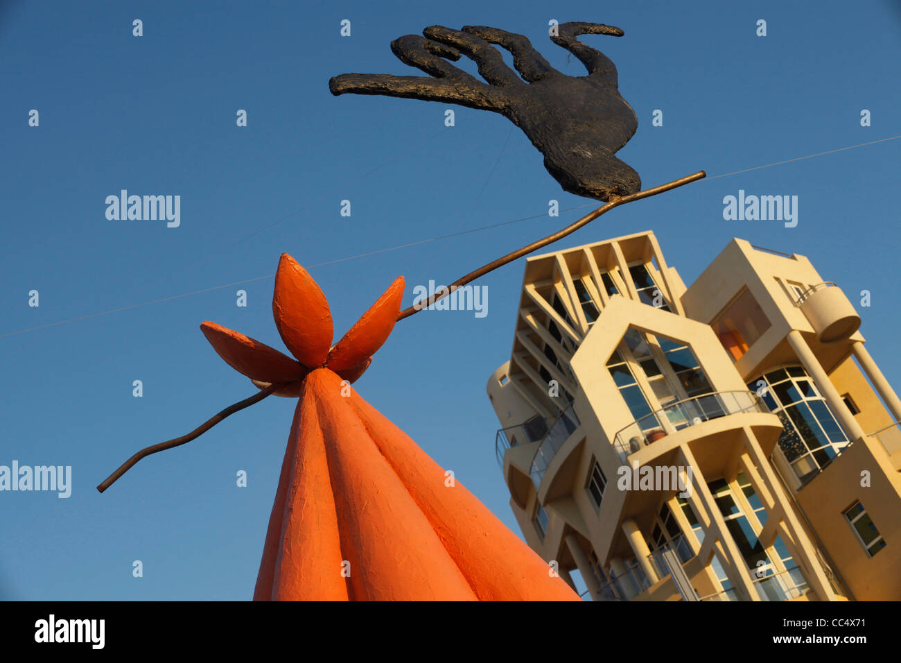 Sculpture de l'artiste israélien David Ben Tsadok avec bâtiment résidentiel construit dans un style moderne, l'architecture sur la rue Herbert Samuel seacoast de Tel Aviv ISRAËL Banque D'Images
