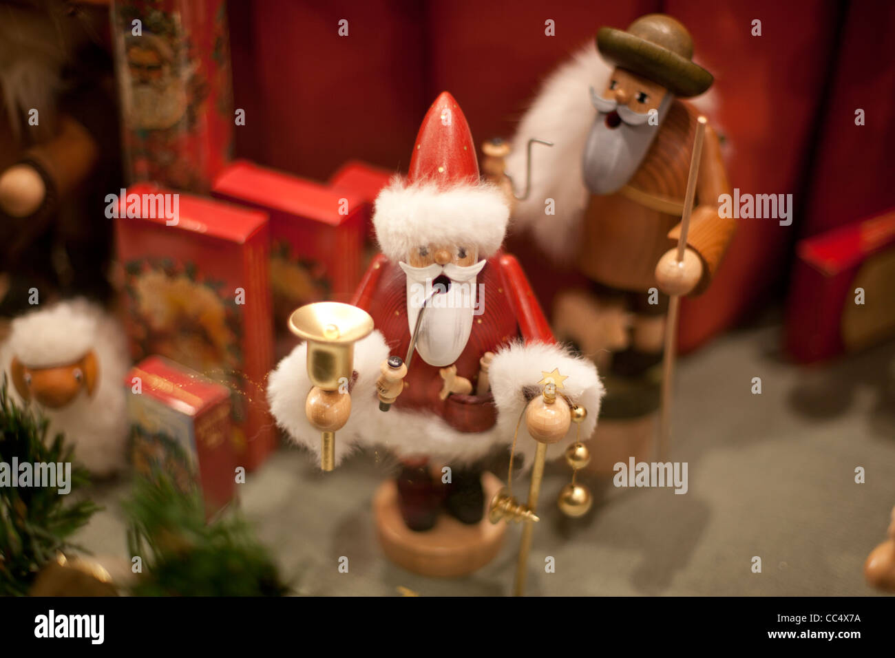Jouets en bois style rétro de Noël avec le Père Noël. Banque D'Images