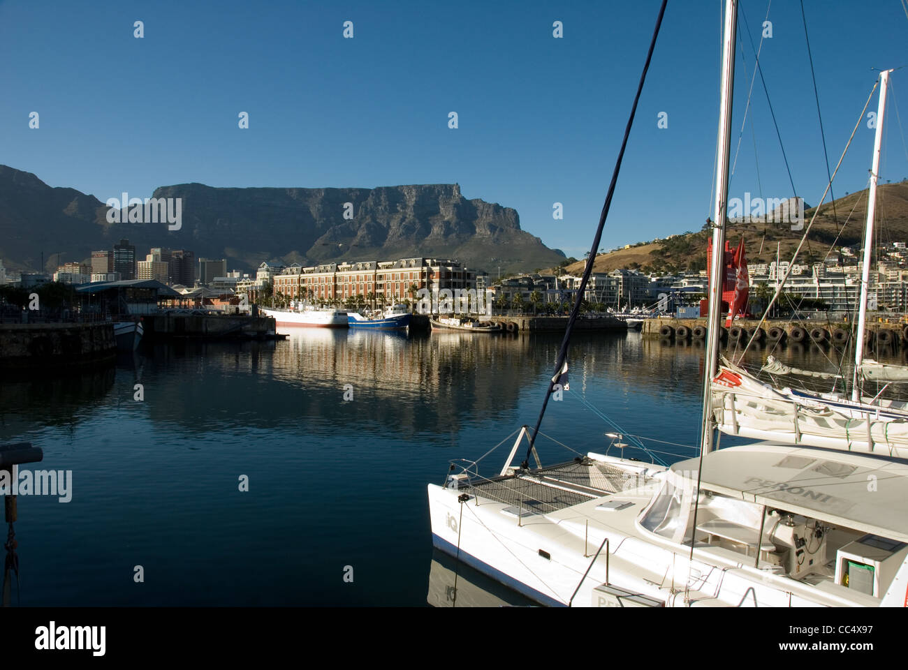 Du port de Cape Town, le V&A Waterfront et la montagne de la table en arrière-plan. Banque D'Images