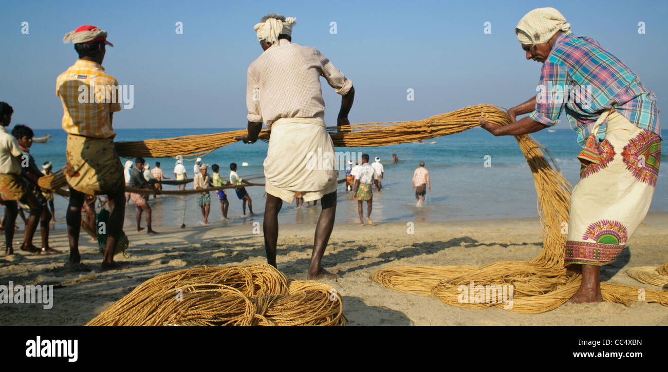 Photographie par Roy Riley à leurs filets des pêcheurs sur la plage de Kovalam au Kerala, en Inde Banque D'Images