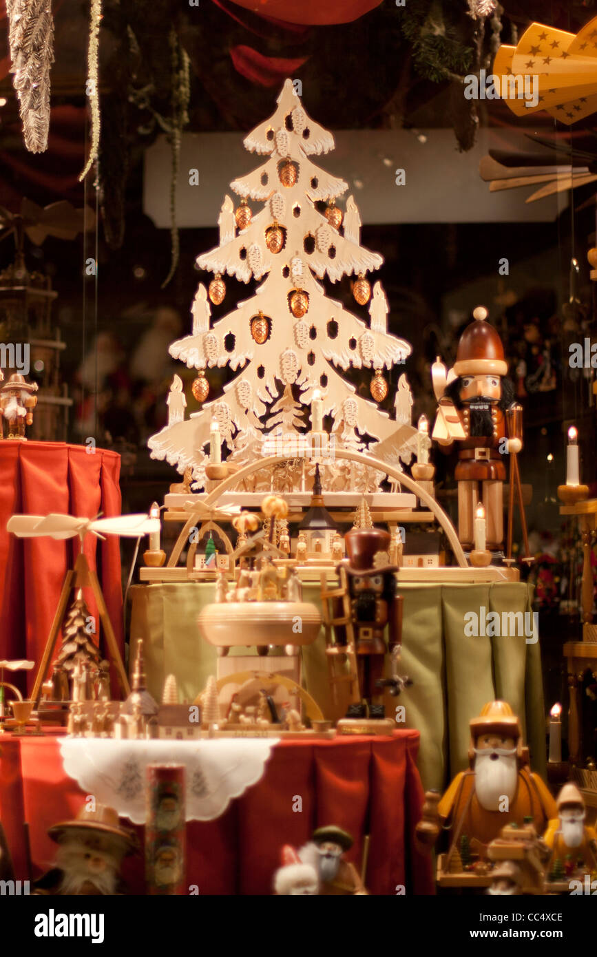 Jouets en bois style rétro de Noël avec un arbre de Noël. Banque D'Images