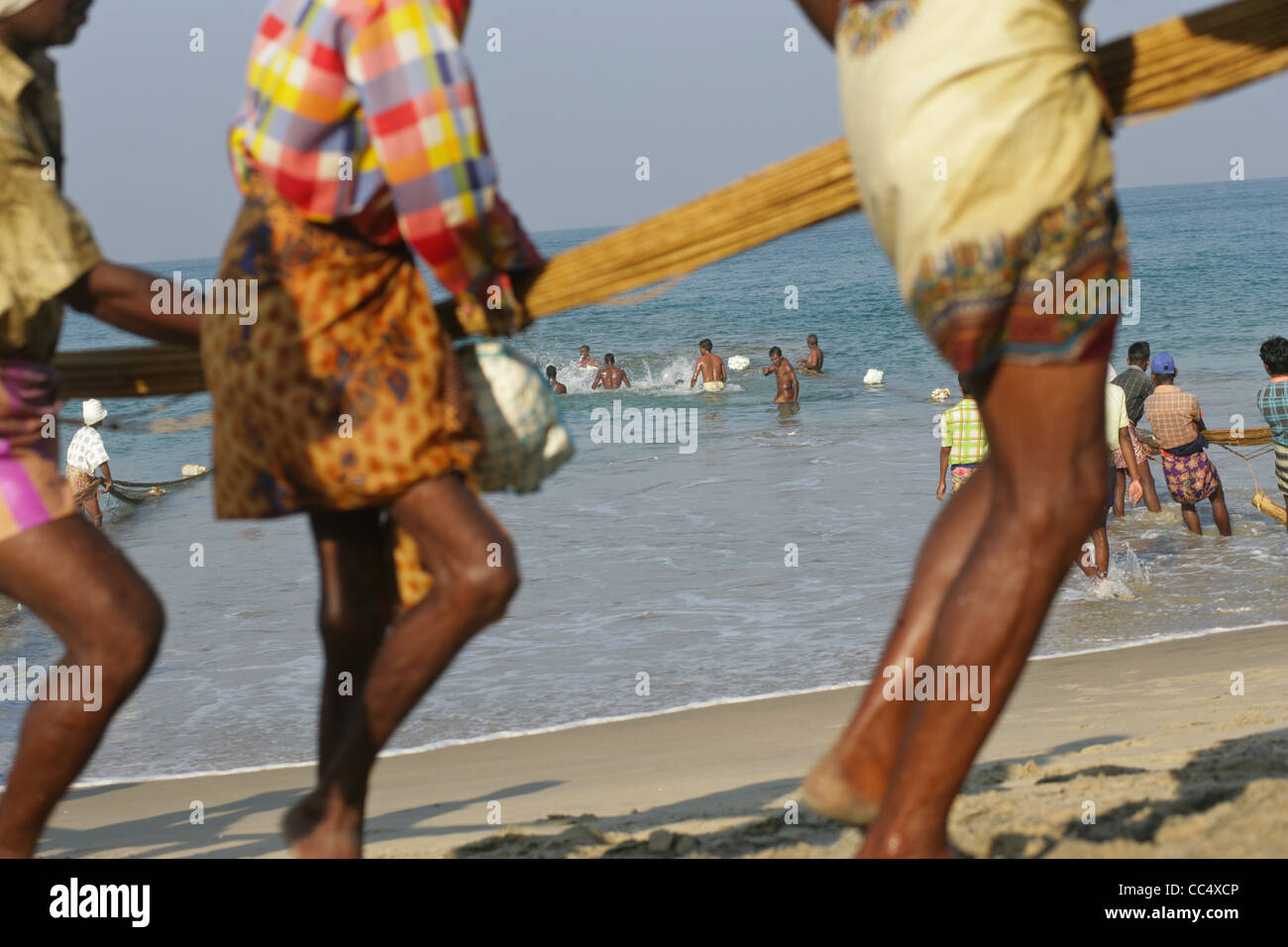 Photographie par Roy Riley à leurs filets des pêcheurs sur la plage de Kovalam au Kerala, en Inde Banque D'Images