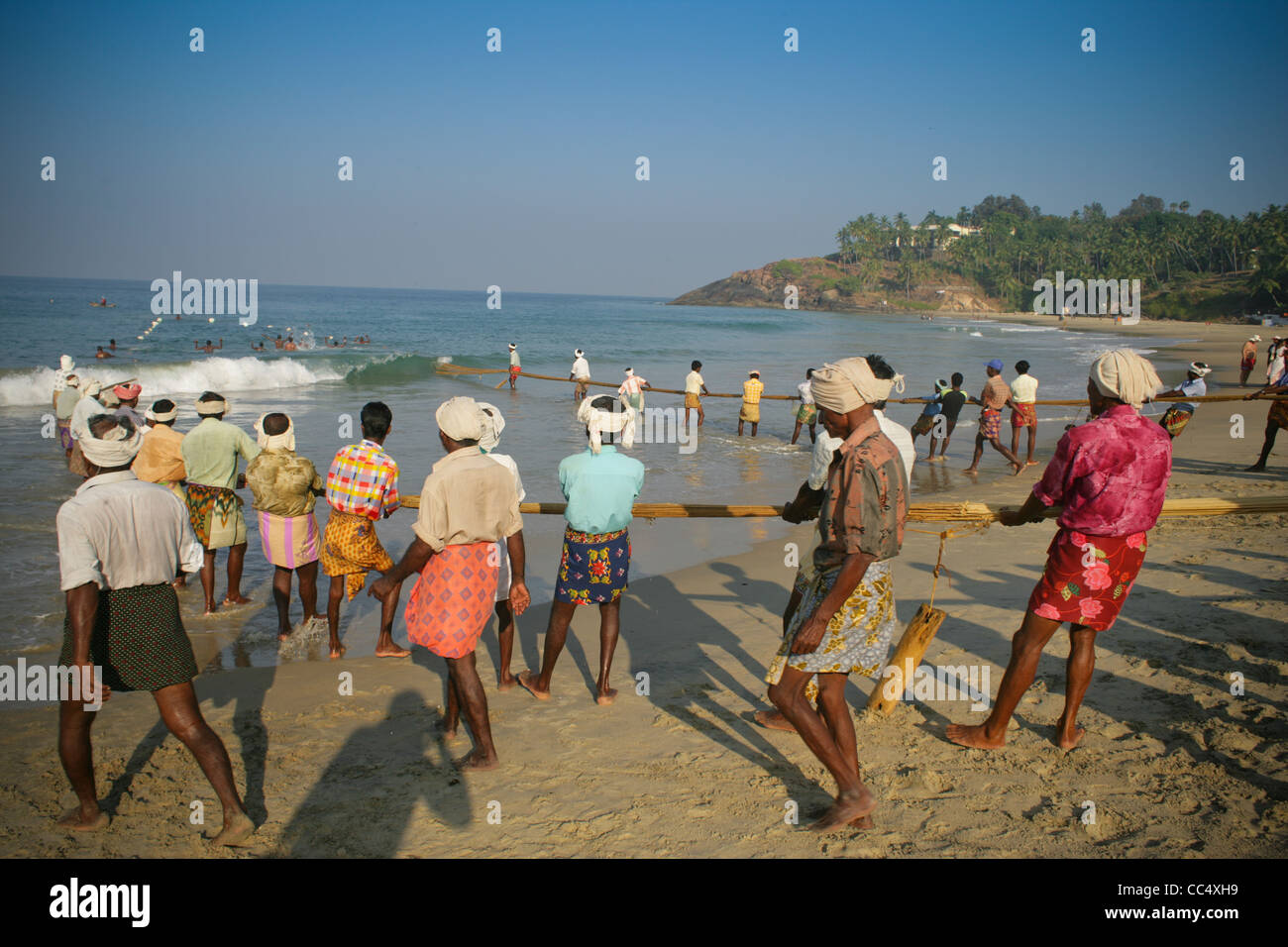 Photographie par Roy Riley à leurs filets des pêcheurs sur la plage de Kovalam au Kerala, en Inde Banque D'Images