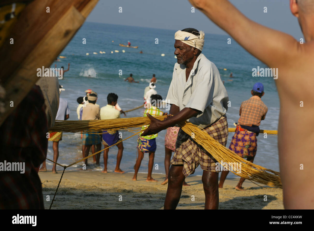 Photographie par Roy Riley à leurs filets des pêcheurs sur la plage de Kovalam au Kerala, en Inde Banque D'Images