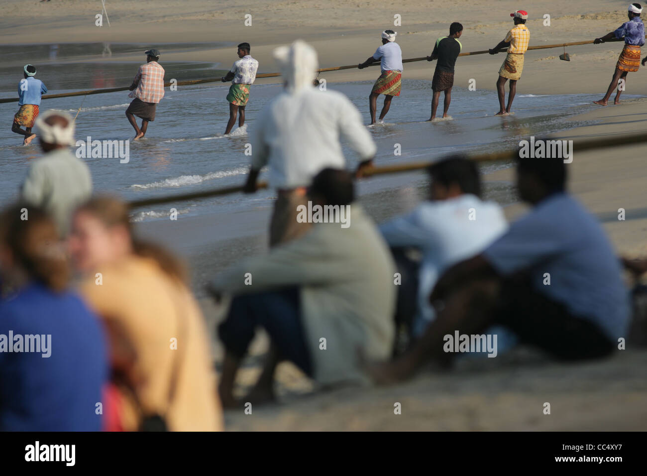 Photographie par Roy Riley à leurs filets des pêcheurs sur la plage de Kovalam au Kerala, en Inde Banque D'Images