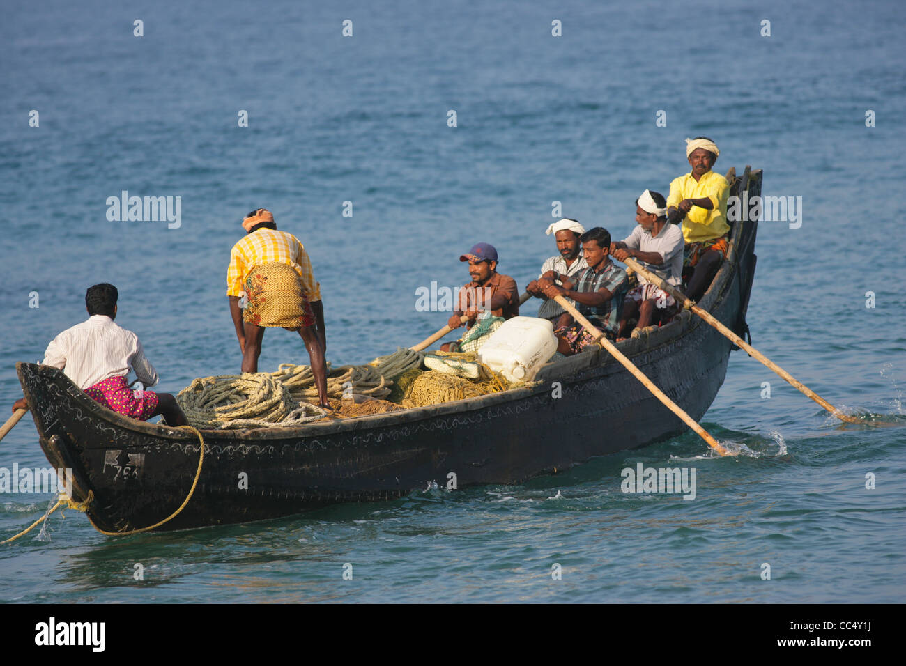 Photographie par Roy Riley à leurs filets des pêcheurs sur la plage de Kovalam au Kerala, en Inde Banque D'Images