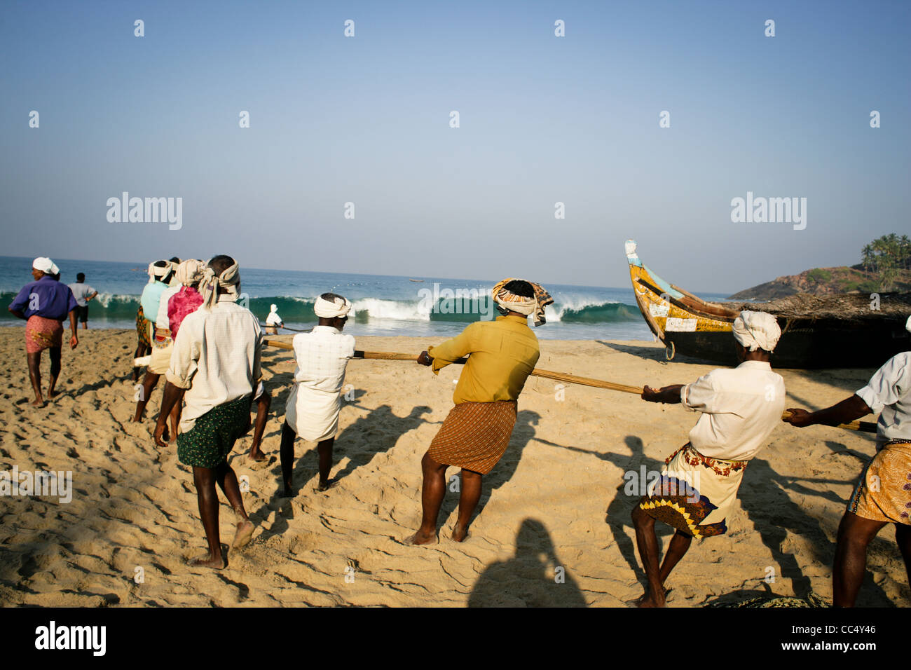 Photographie par Roy Riley à leurs filets des pêcheurs sur la plage de Kovalam au Kerala, en Inde Banque D'Images