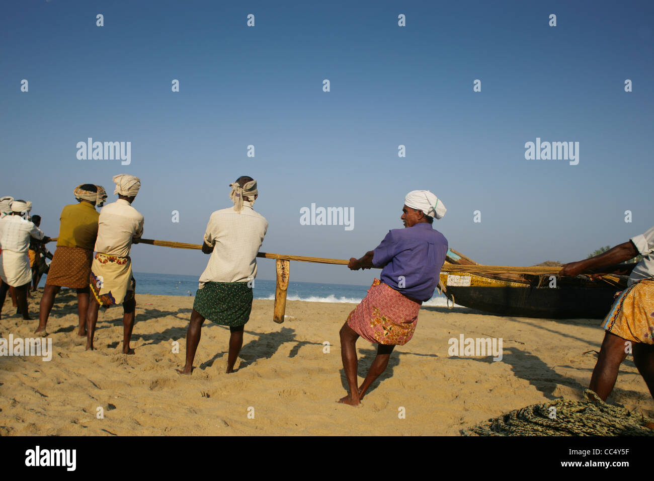 Photographie par Roy Riley à leurs filets des pêcheurs sur la plage de Kovalam au Kerala, en Inde Banque D'Images