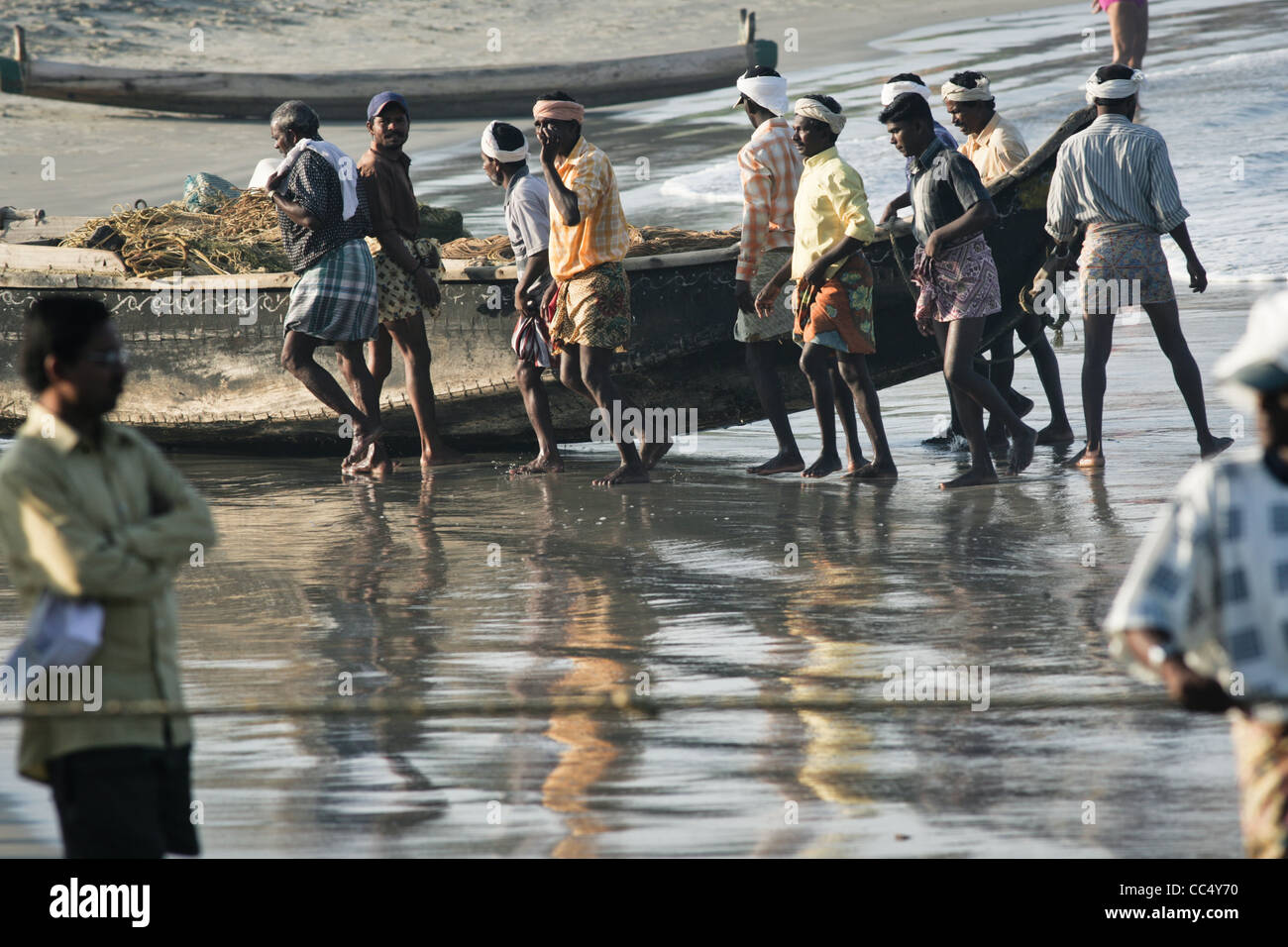 Photographie par Roy Riley à leurs filets des pêcheurs sur la plage de Kovalam au Kerala, en Inde Banque D'Images