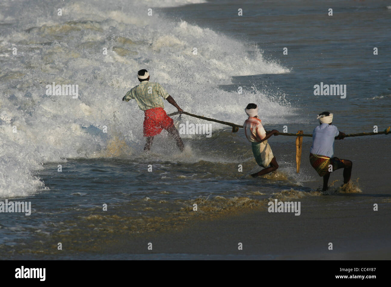 Photographie par Roy Riley à leurs filets des pêcheurs sur la plage de Kovalam au Kerala, en Inde Banque D'Images