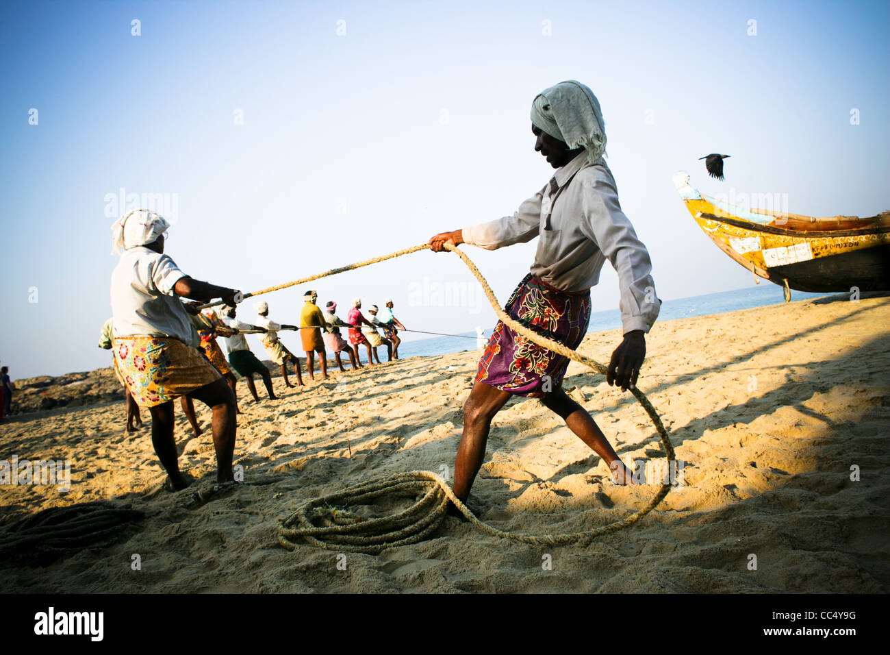 Photographie par Roy Riley à leurs filets des pêcheurs sur la plage de Kovalam au Kerala, en Inde Banque D'Images