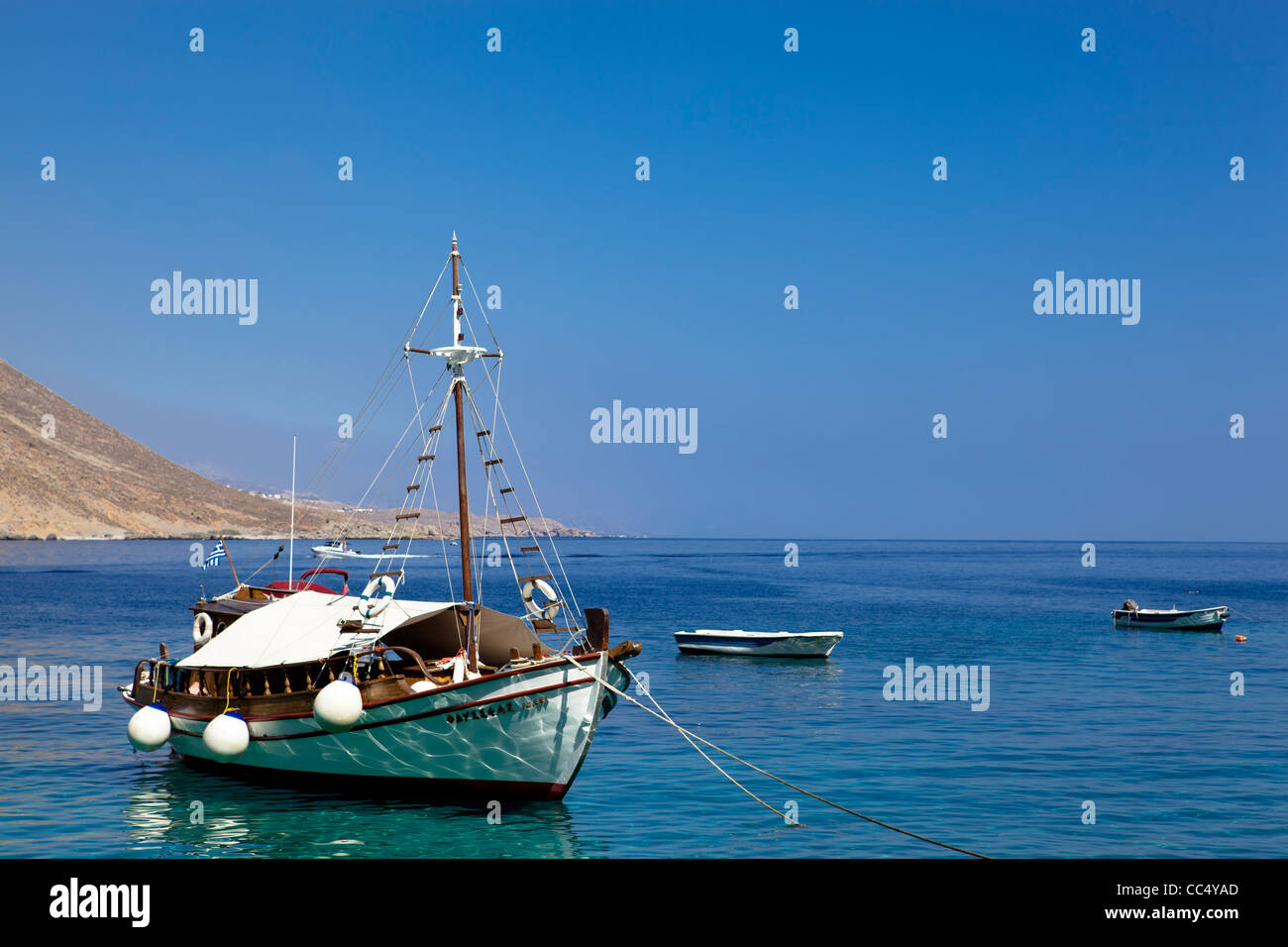 Un petit bateau de pêcheur dans l'île de Crète, Grèce. Photo prise dans un jour ensoleillé, ciel bleu et mer calme. Banque D'Images