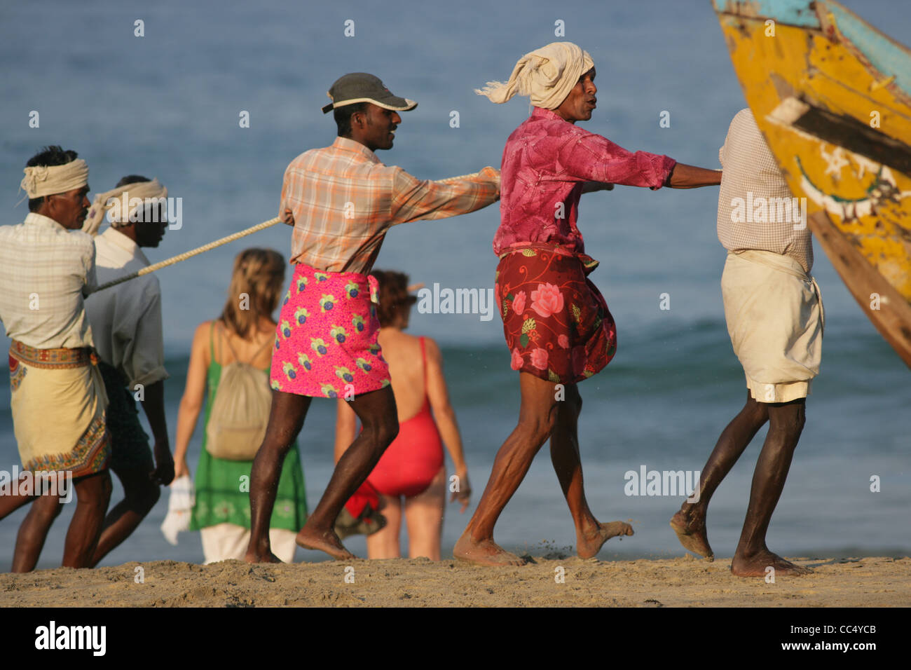 Photographie par Roy Riley à leurs filets des pêcheurs sur la plage de Kovalam au Kerala, en Inde Banque D'Images