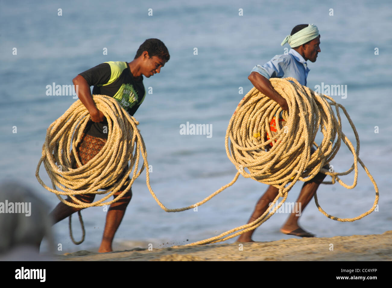 Photographie par Roy Riley à leurs filets des pêcheurs sur la plage de Kovalam au Kerala, en Inde Banque D'Images