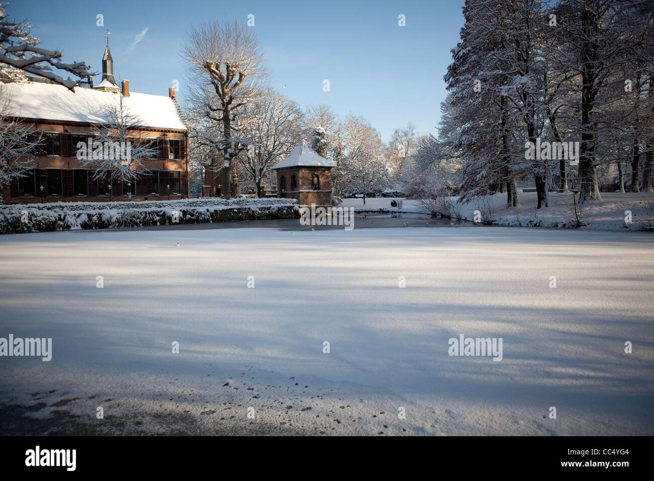 Le lac à Walburgh park à Sint-Niklaas gelé et couvert de neige Banque D'Images