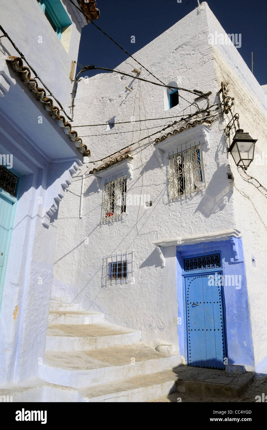 Scène de rue à Chefchaouen, également connu sous le nom de Chaouen, un petit village avec des murs peints en blanc et bleu dans le nord du Maroc. Banque D'Images