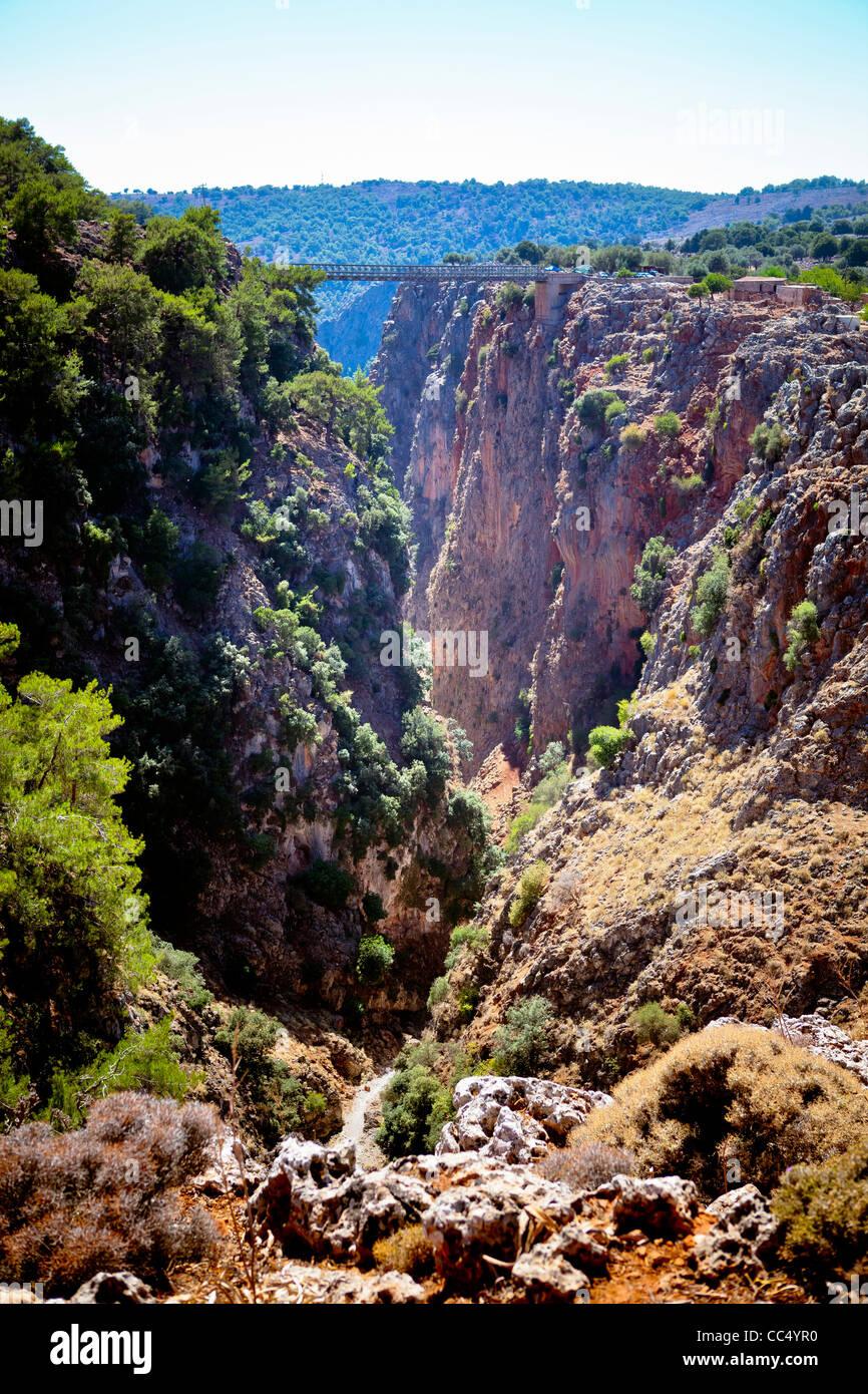 Vue sur le pont dans les gorges Aradena situé dans le sud de l'île de Crète. Banque D'Images