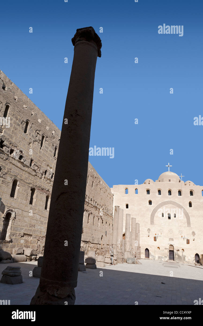 La verticale d'une balle dans la cour ouverte de la communauté copte monastère blanc près de la partie supérieure de la ville égyptienne de Sohag, Moyenne Égypte Banque D'Images