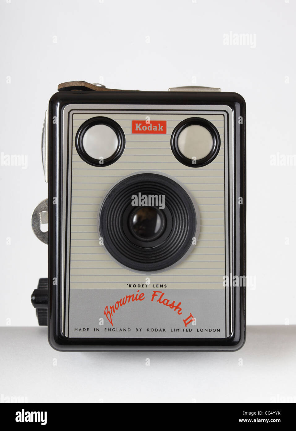 Une vue de face d'un '50 ou '60 2 appareil photo Kodak Brownie film sur un fond blanc. Réglage numérique de faire un visage triste. Banque D'Images