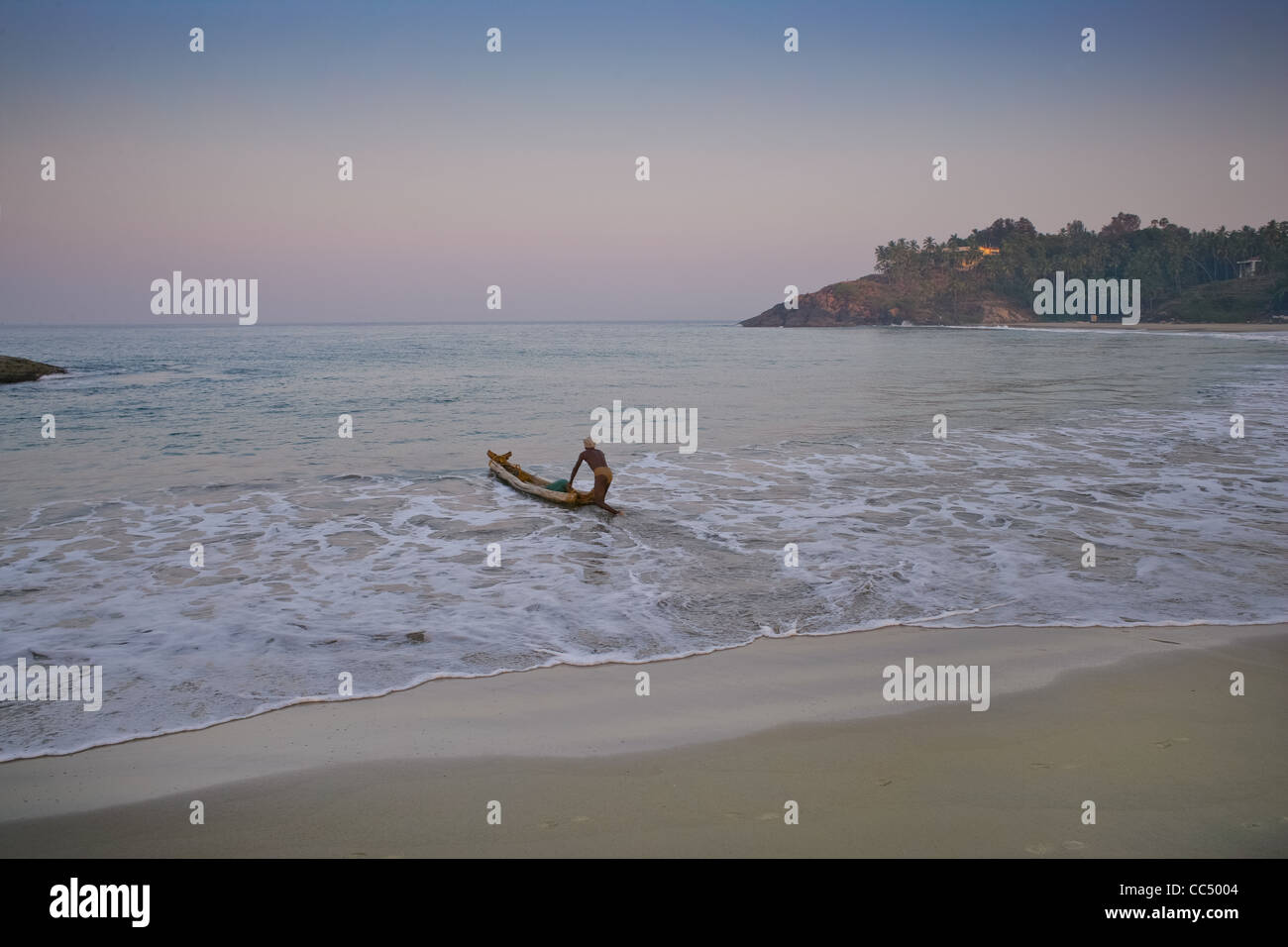 Photographie par Roy Riley à leurs filets des pêcheurs sur la plage de Kovalam au Kerala, en Inde Banque D'Images