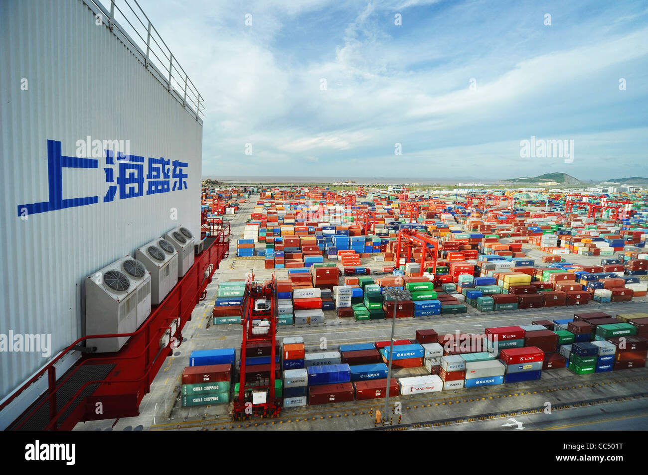 Grand nombre de conteneurs, le port de Yangshan Deep-Water, Pudong New Area, Shanghai, Chine Banque D'Images