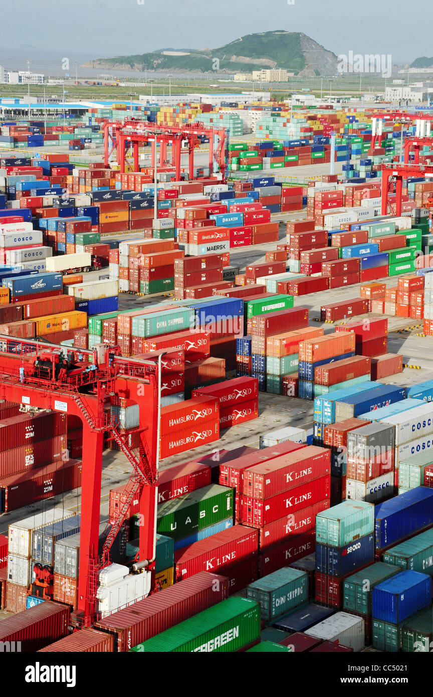 Grand nombre de conteneurs, le port de Yangshan Deep-Water, Pudong New Area, Shanghai, Chine Banque D'Images