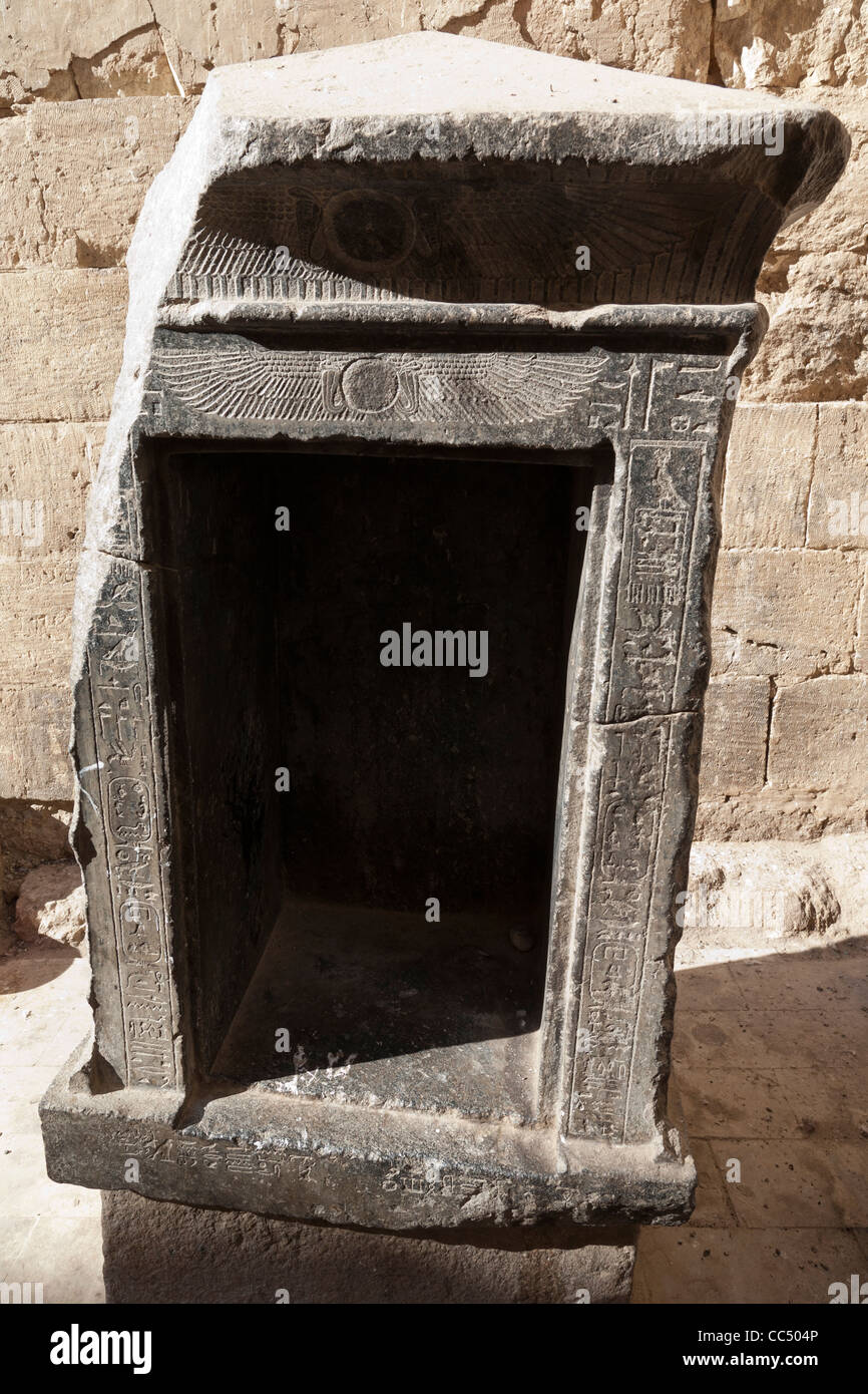 Culte réutilisées d'un temple à proximité dans le monastère blanc copte situé près de la ville égyptienne de Sohag, Moyenne Égypte Banque D'Images